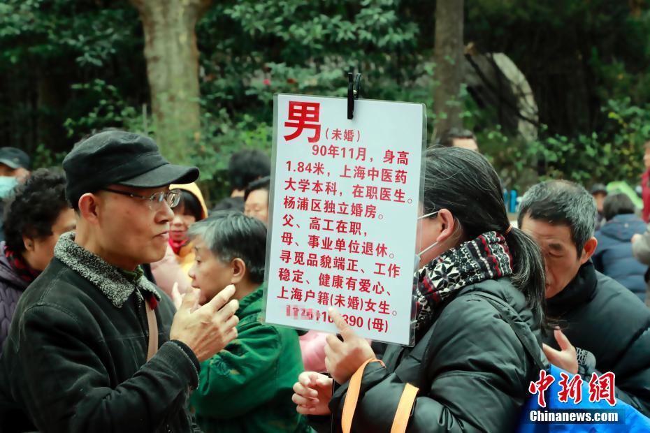 麗しき親の愛！名所になった上海人民公園の「お見合いコーナー」