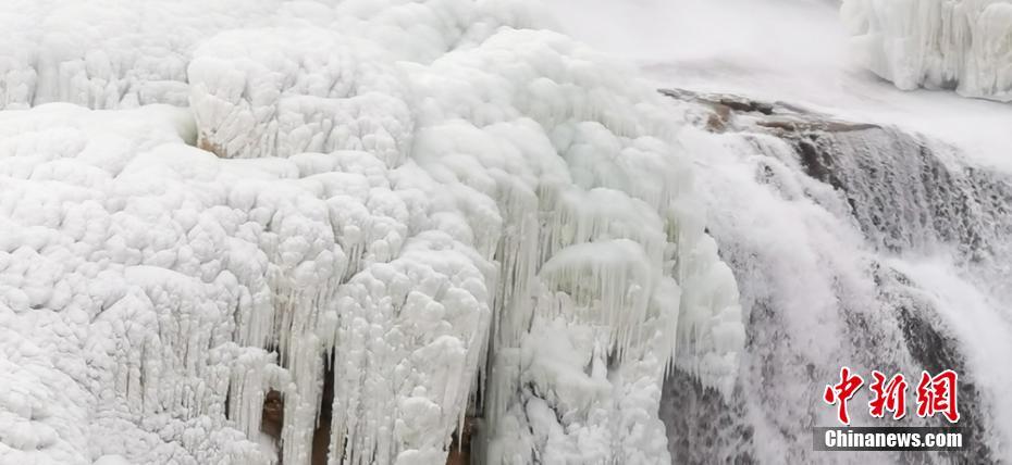 厳冬の祁連山大峽谷に現(xiàn)れた幾重にも重なる「氷瀑」が圧巻　甘粛省