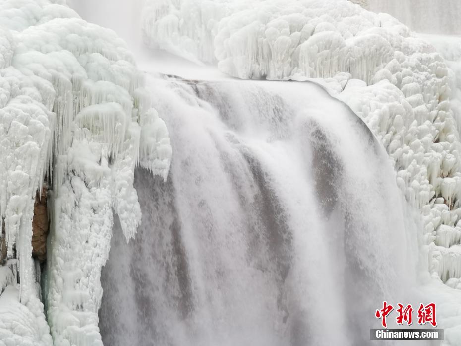 厳冬の祁連山大峽谷に現(xiàn)れた幾重にも重なる「氷瀑」が圧巻　甘粛省