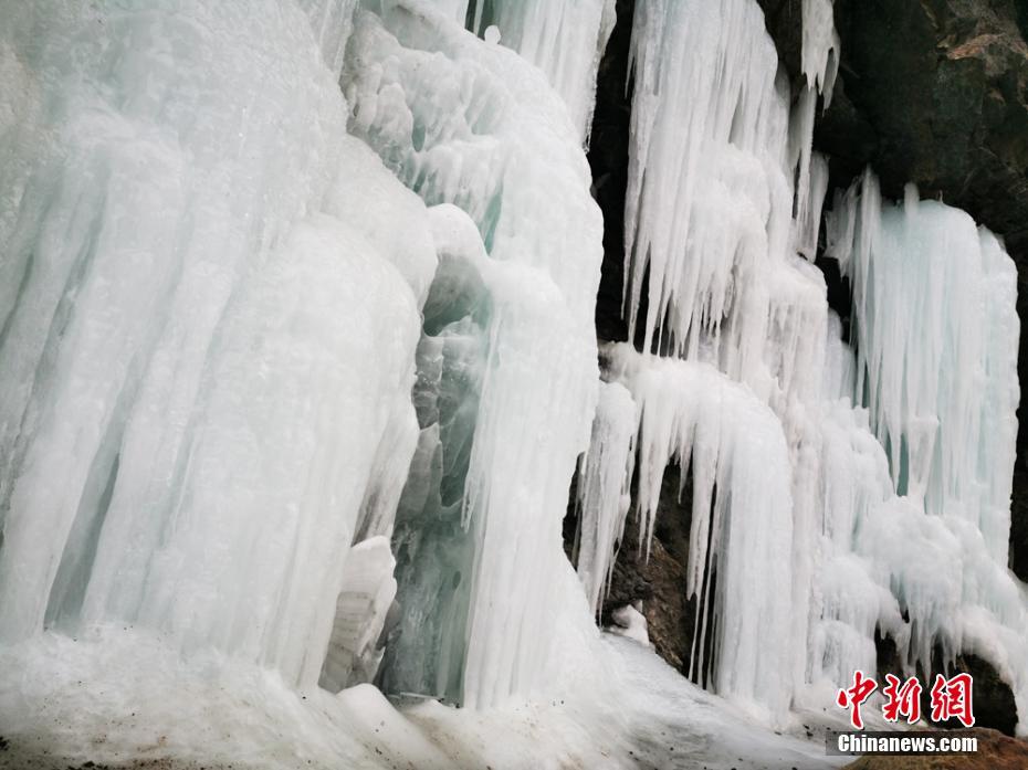 厳冬の祁連山大峽谷に現(xiàn)れた幾重にも重なる「氷瀑」が圧巻　甘粛省