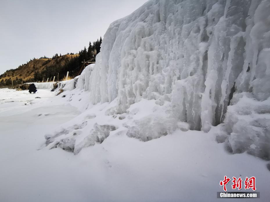 厳冬の祁連山大峽谷に現(xiàn)れた幾重にも重なる「氷瀑」が圧巻　甘粛省