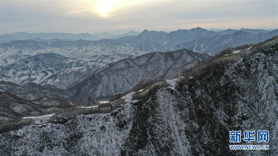 1月7日に撮影した雪化粧が施された北京箭扣長城（ドローンによる撮影?陳曄華）。