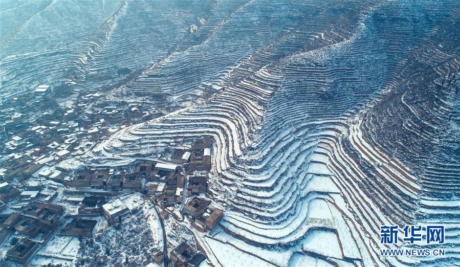 美しい雪化粧が施された河北省の棚田