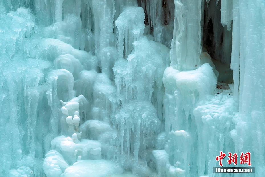 黃色い大地に大規(guī)模な天然の「氷瀑」群が出現(xiàn)　甘粛省