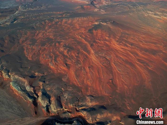 上空から眺めたどこまでも続く壯大な天山紅河谷の景色（撮影?李靖海）。