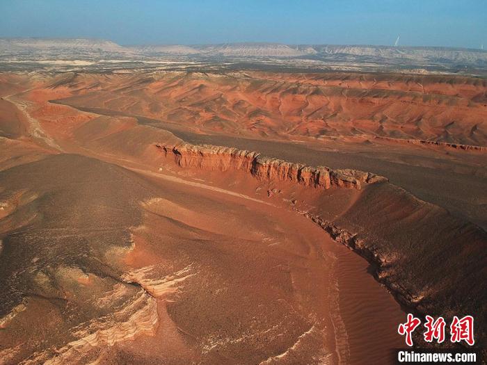 空から眺めたどこまでも続く壯大な天山紅河谷　新疆