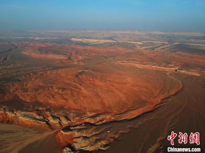 空から眺めたどこまでも続く壯大な天山紅河谷　新疆