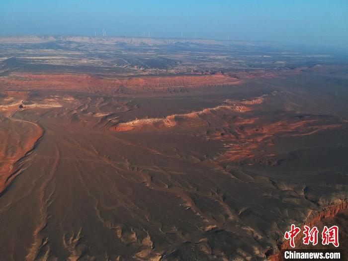 空から眺めたどこまでも続く壯大な天山紅河谷　新疆