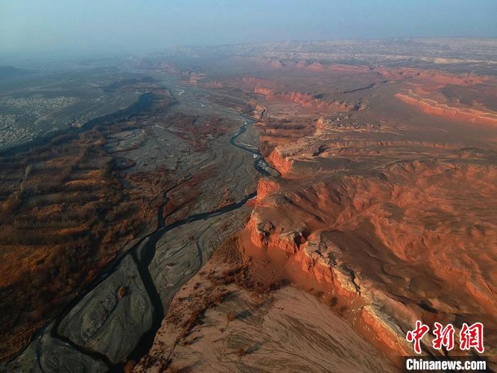 空から眺めたどこまでも続く壯大な天山紅河谷　新疆