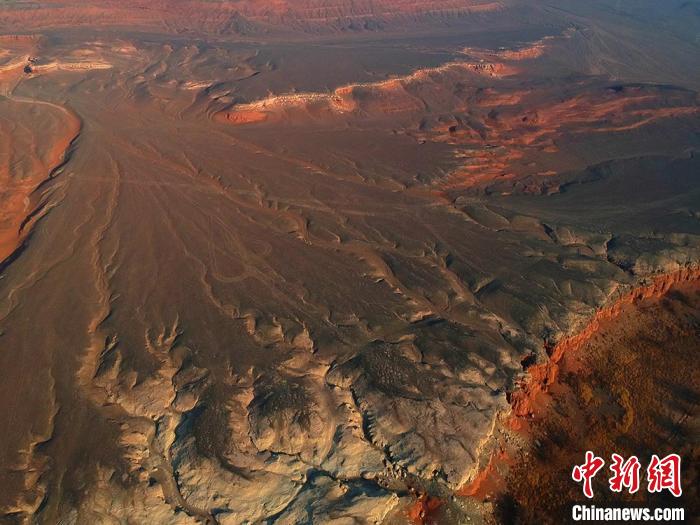 空から眺めたどこまでも続く壯大な天山紅河谷　新疆