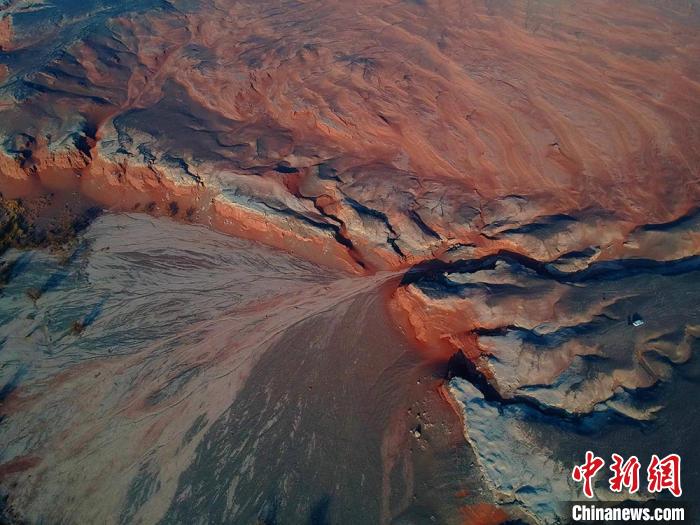 空から眺めたどこまでも続く壯大な天山紅河谷　新疆