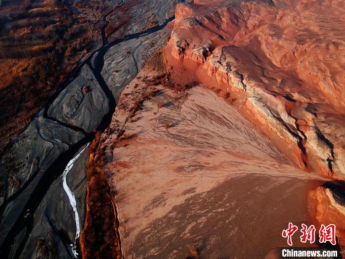 空から眺めたどこまでも続く壯大な天山紅河谷　新疆