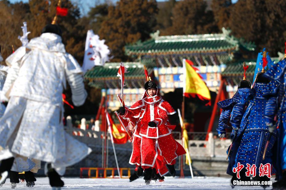 1月13日、北京の北海公園で、清朝八旗の衣裝を著て清朝宮廷の「氷嬉」のパフォーマンスをするパフォーマー（撮影?富田）。 