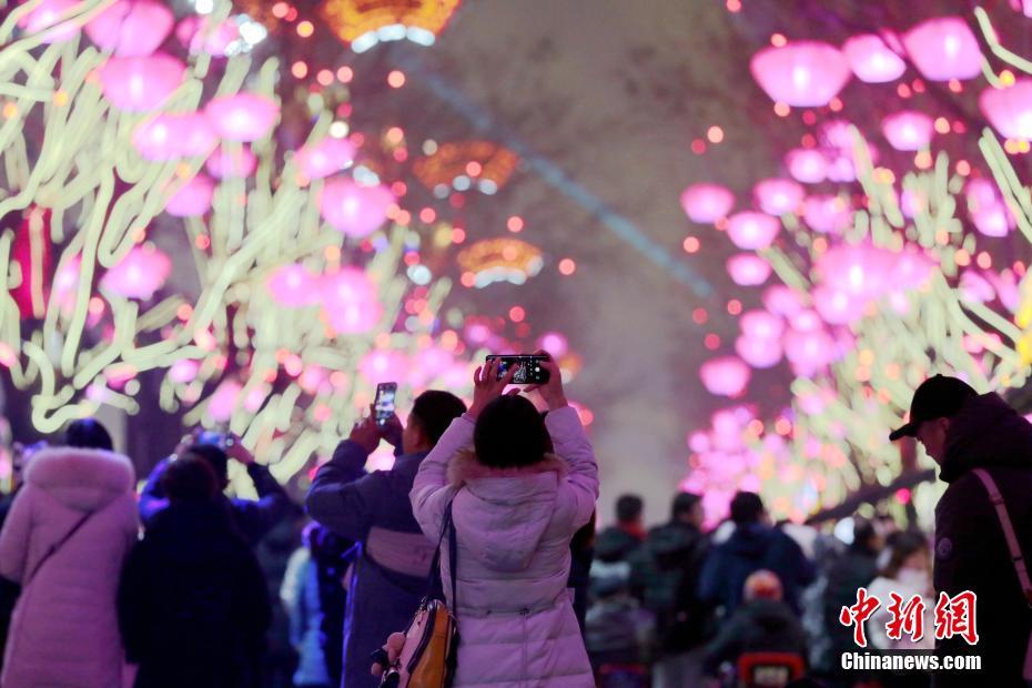 1月14日、人波でごった返す西安大唐不夜城內(nèi)（撮影?張遠(yuǎn)）。 