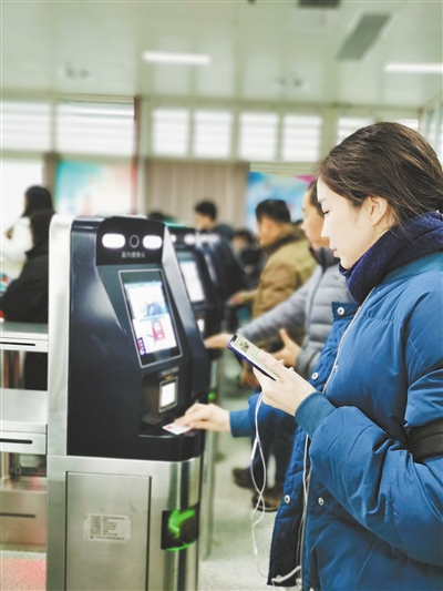 顔認証で駅に入ろうとする旅客。