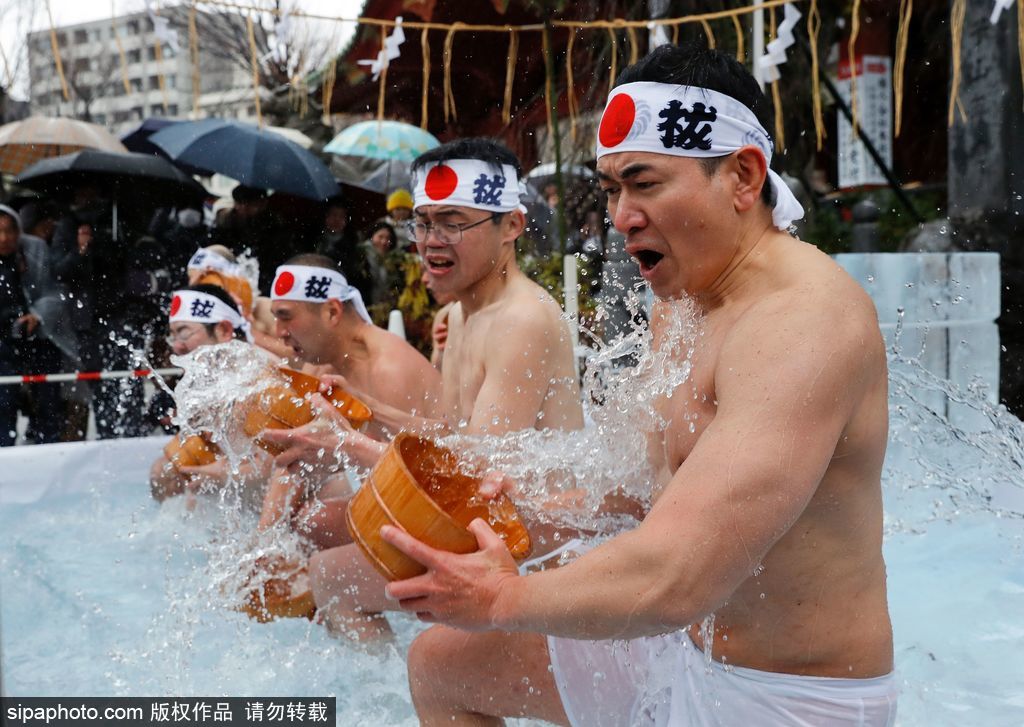 心身を清めるために冷水を浴びる?yún)⒓诱撸▽懻嬷鳂丐蟬ipaphoto.comが所有のため転載禁止）。