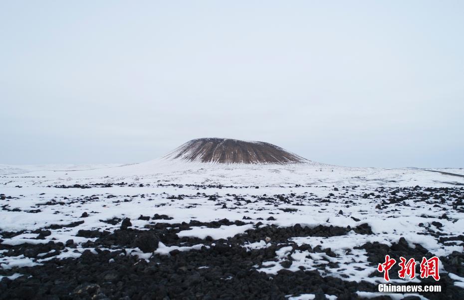 上空から見た雪に包まれた烏蘭哈達(dá)火山群　內(nèi)蒙古