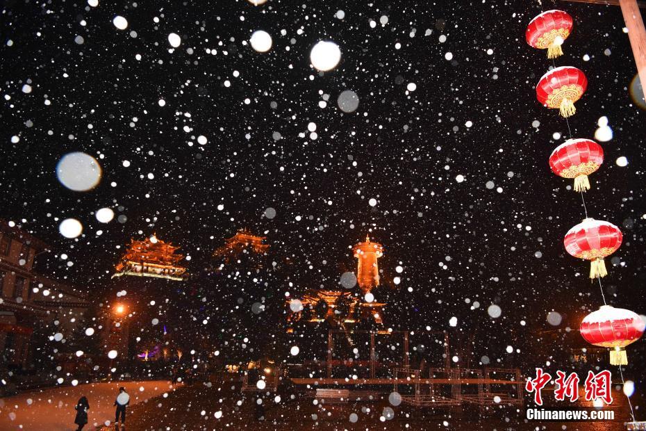 シャングリラの古城の夜に舞う雪　雲南省