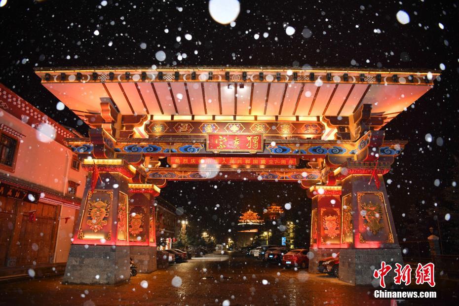 シャングリラの古城の夜に舞う雪　雲(yún)南省