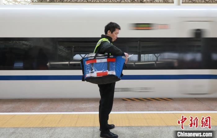 高速鉄道に食事を?qū)盲堡?！時間と勝負の高速鉄道フード配達員　江西省