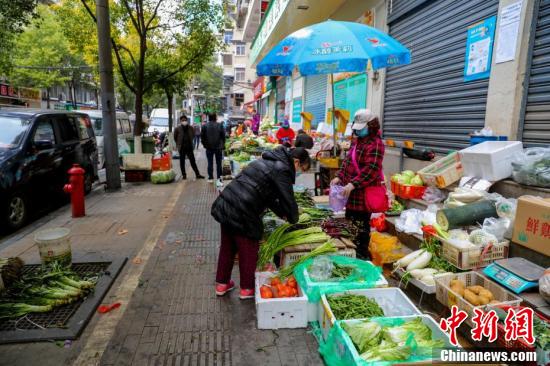 武漢の野菜や果物を販売する露天市14ヶ所が営業(yè)再開　湖北省