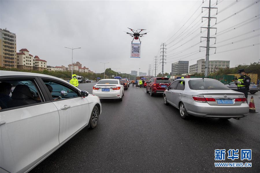 QRコードぶらさげたドローンを飛ばし、車両登録求める深セン市