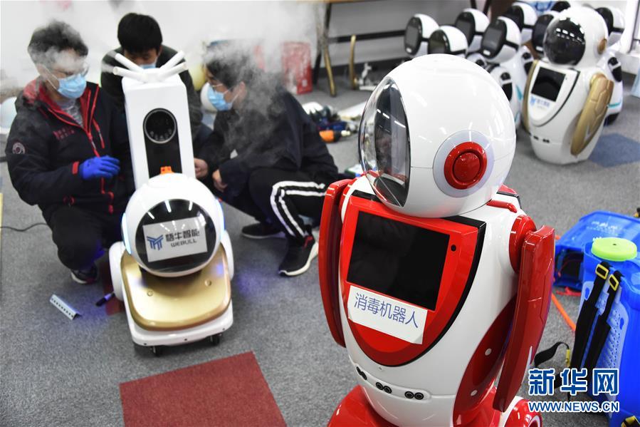 2月11日、第二世代消毒ロボットの調(diào)整をする青島ハイテクパーク悟牛智能科技有限公司の技術(shù)者（撮影?李紫恒）。