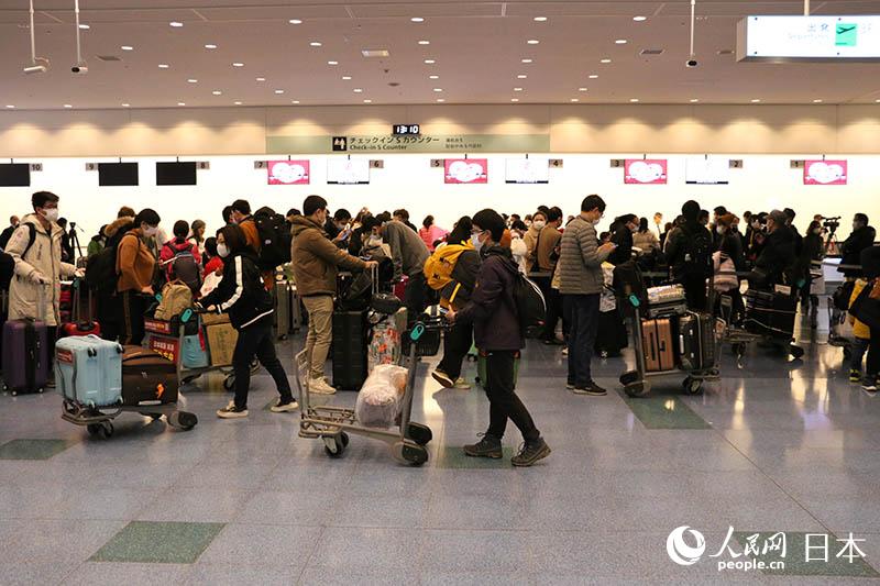 2月16日、東京羽田國際空港で、武漢に向かうチャーター便CA081便のチェックイン、手荷物預(yù)かりの手続きを行う旅客（撮影?李沐航）。