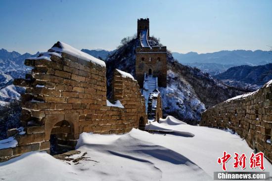 雪がやみ青空に恵まれた古長(zhǎng)城（撮影?郭中興）。