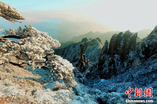 雪が降った三清山の美しい風(fēng)景（撮影?張和忠）。