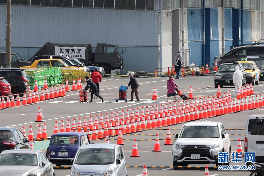 クルーズ船「ダイヤモンド?プリンセス」號(hào)の乗客が続々と下船　日本?橫浜 