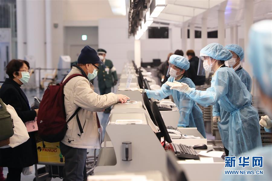 2月20日、日本?東京の羽田空港で、チェックインカウンターに荷物を預(yù)ける「ダイヤモンド?プリンセス」號の中國人乗客（寫真左、撮影?杜瀟逸）。