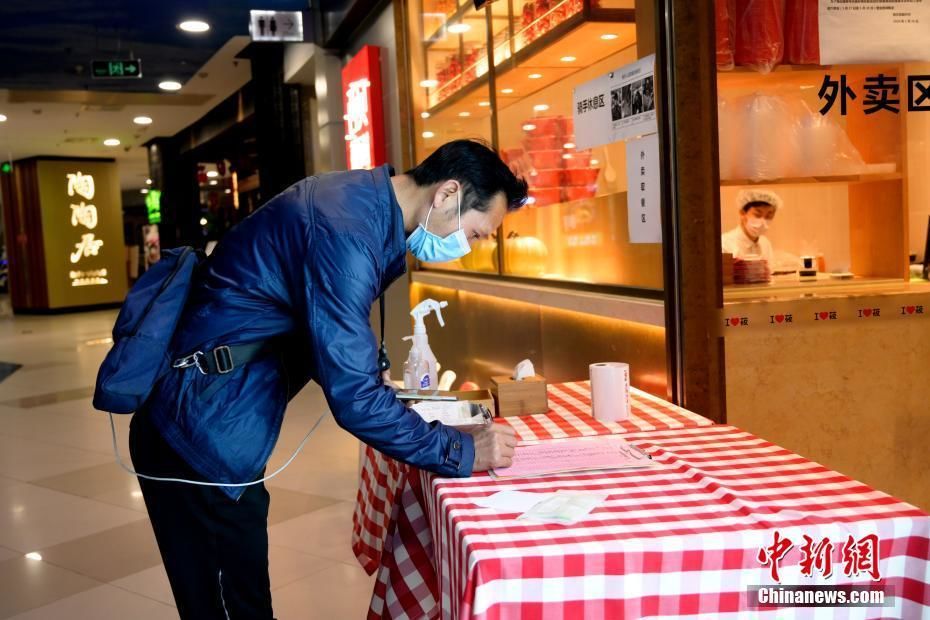 広州の飲食店が少しずつ営業(yè)再開　「抑圧された食欲」を満たす人々