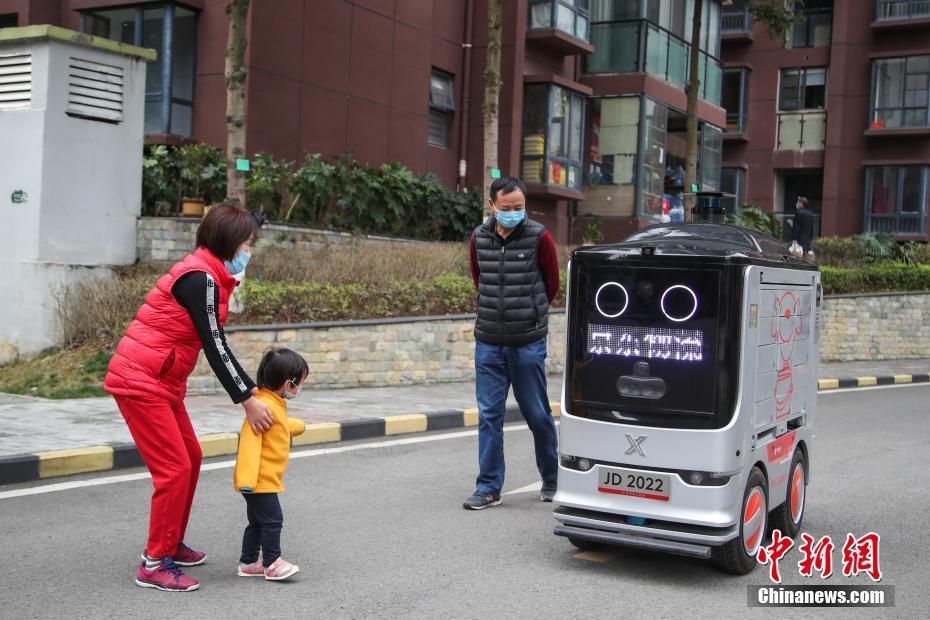 貴陽(yáng)市の団地でスマート配送ロボットが「無(wú)接觸配送」を?qū)g現(xiàn)　貴州省 