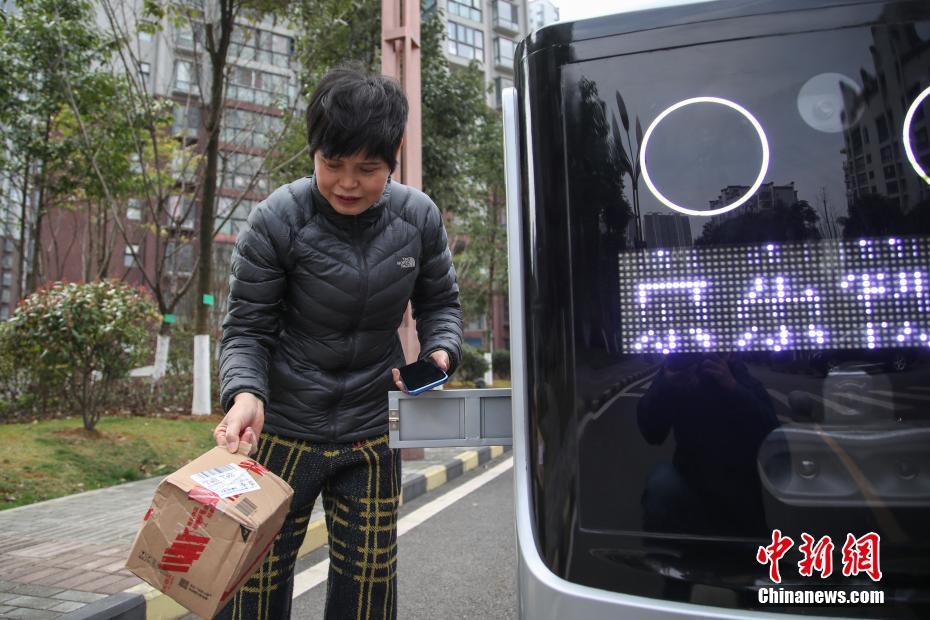 貴陽市の団地でスマート配送ロボットが「無接觸配送」を実現(xiàn)　貴州省 