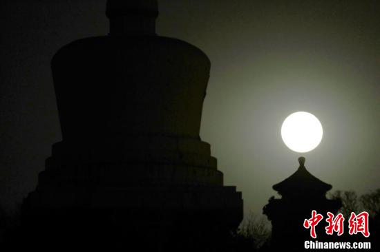 北京の夜空に輝く「スーパームーン」 