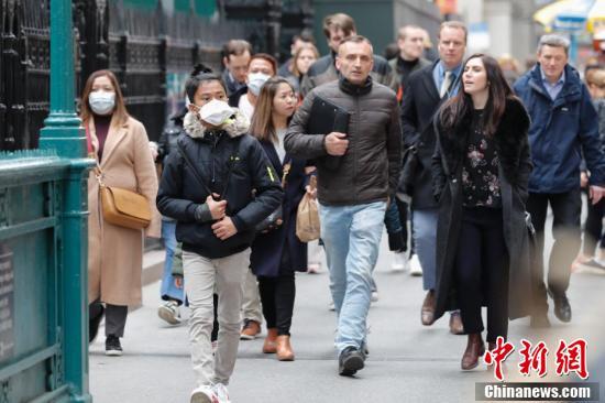 現(xiàn)地時間3月12日、マスクを著用してニューヨーク?マンハッタンの街を歩く通行者（撮影?廖攀）。