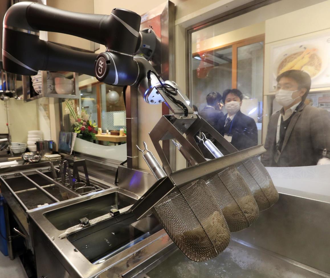 3月16日、日本?東京のJR東小金井駅にある立ち食いそば店でそばを作るロボット（寫真著作権は東方ICが所有のため転載禁止）。