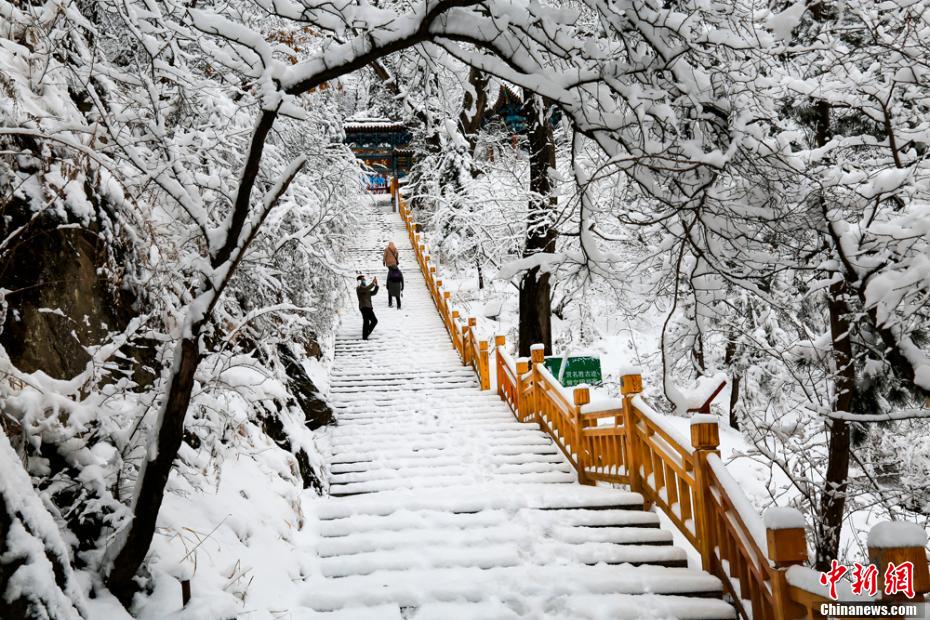 甘粛省の興隆山が雪化粧　麓の川には雪解け水　