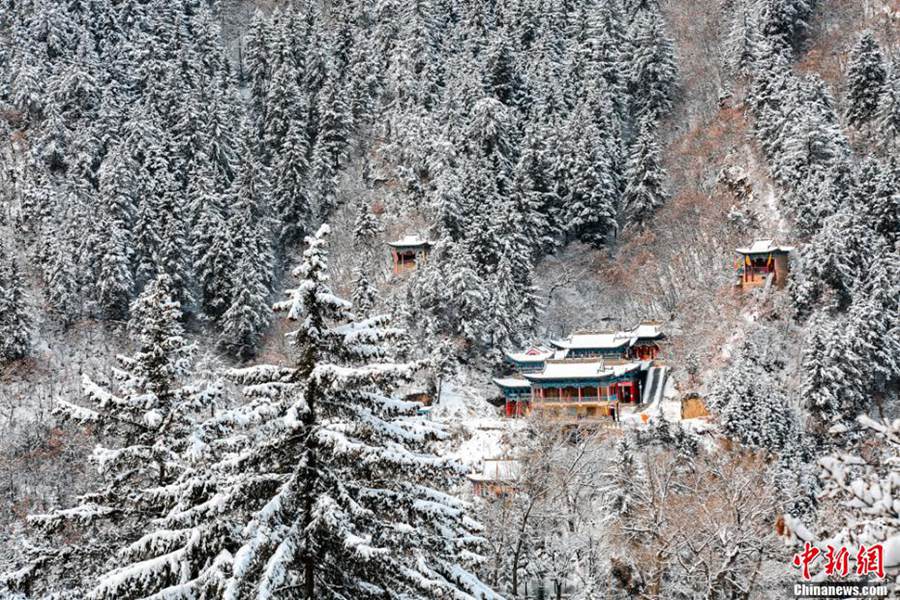 甘粛省の興隆山が雪化粧　麓の川には雪解け水　