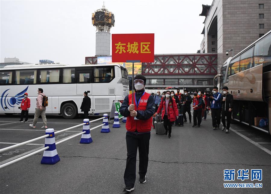 25日、湖北省から北京西駅に戻った北京市の住民（撮影?張晨霖）。