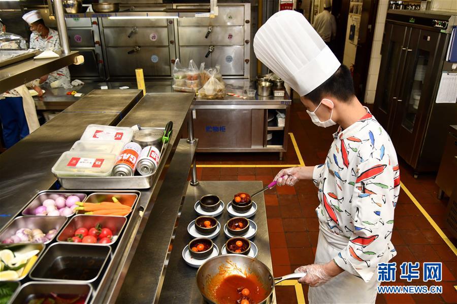 3月26日、山東舜和國際酒店、料理を人數(shù)分に分けて盛り付ける料理人（撮影?郭緒雷）。