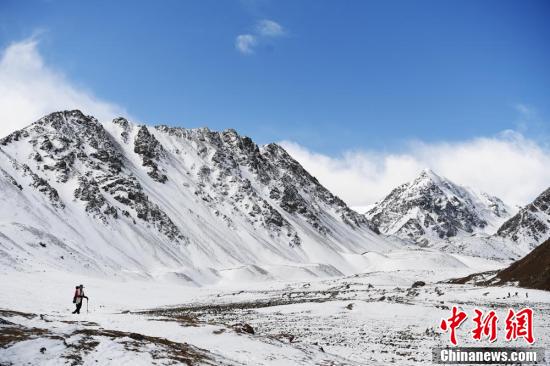 巴爾斯雪山を訪れた観光客（撮影?楊艶敏）。