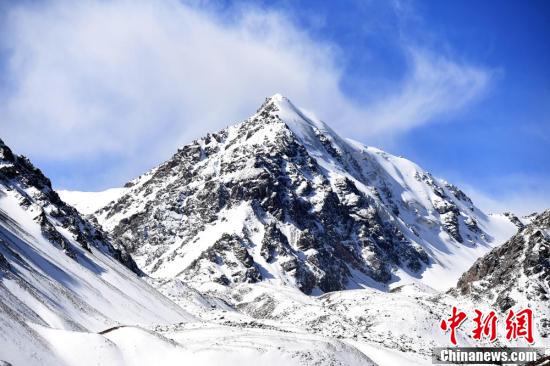 春の氷雪に包まれた甘粛粛南巴爾斯雪山の秘境、観光客を魅了