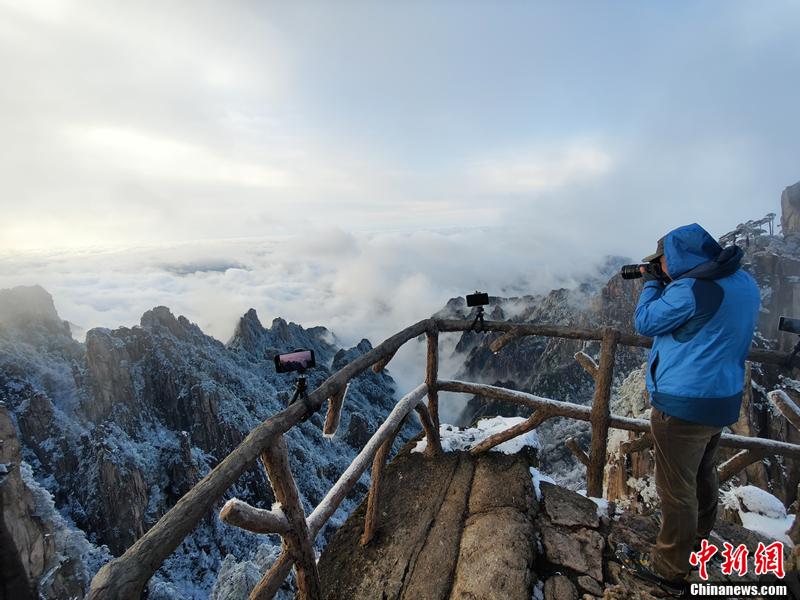 降雪後の安徽黃山　青空を背景にそびえたつ銀色の山々