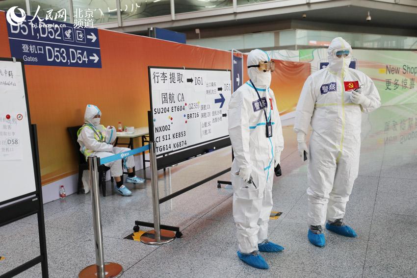 首都國(guó)際空港を駆け回るネイビーブルーの「防御線」　北京