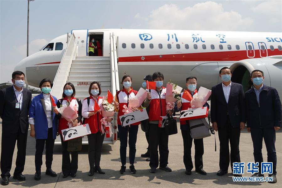 4月10日成都雙流國際空港に到著したイタリアを支援した感染癥対策専門家チーム第一陣のメンバー5人。（撮影?胥氷潔）