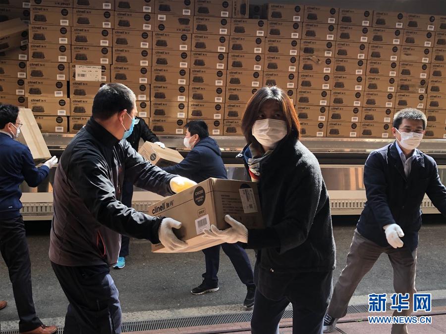 4月11日、日本?大阪で、「健康セット」の物資を運ぶ中國在大阪総領事館のスタッフ（寫真提供?中國在大阪総領事館）。