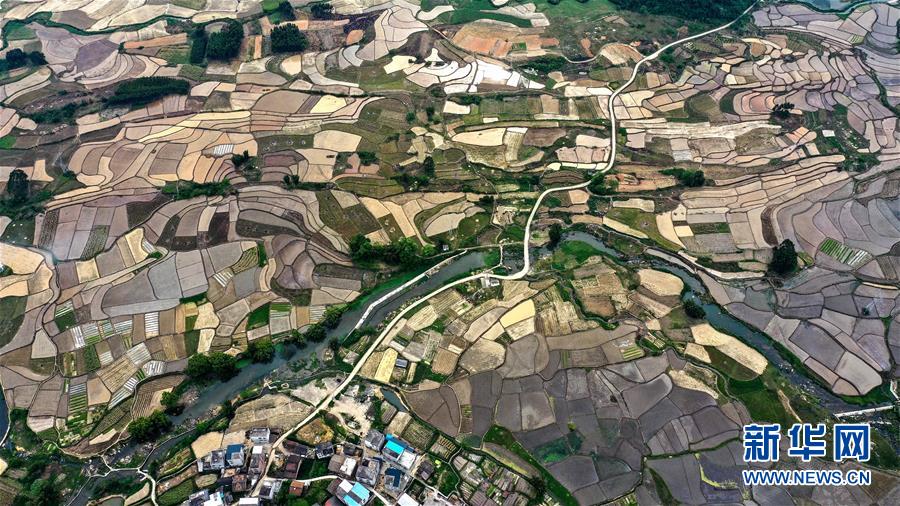 上空から眺めた広西チワン族自治區(qū)北部の春の田園風景