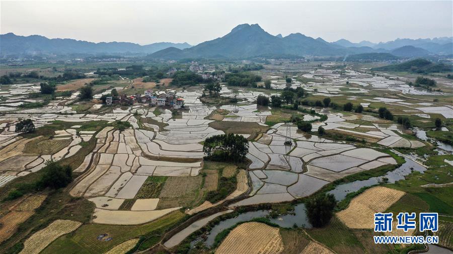 上空から眺めた広西チワン族自治區(qū)北部の春の田園風(fēng)景